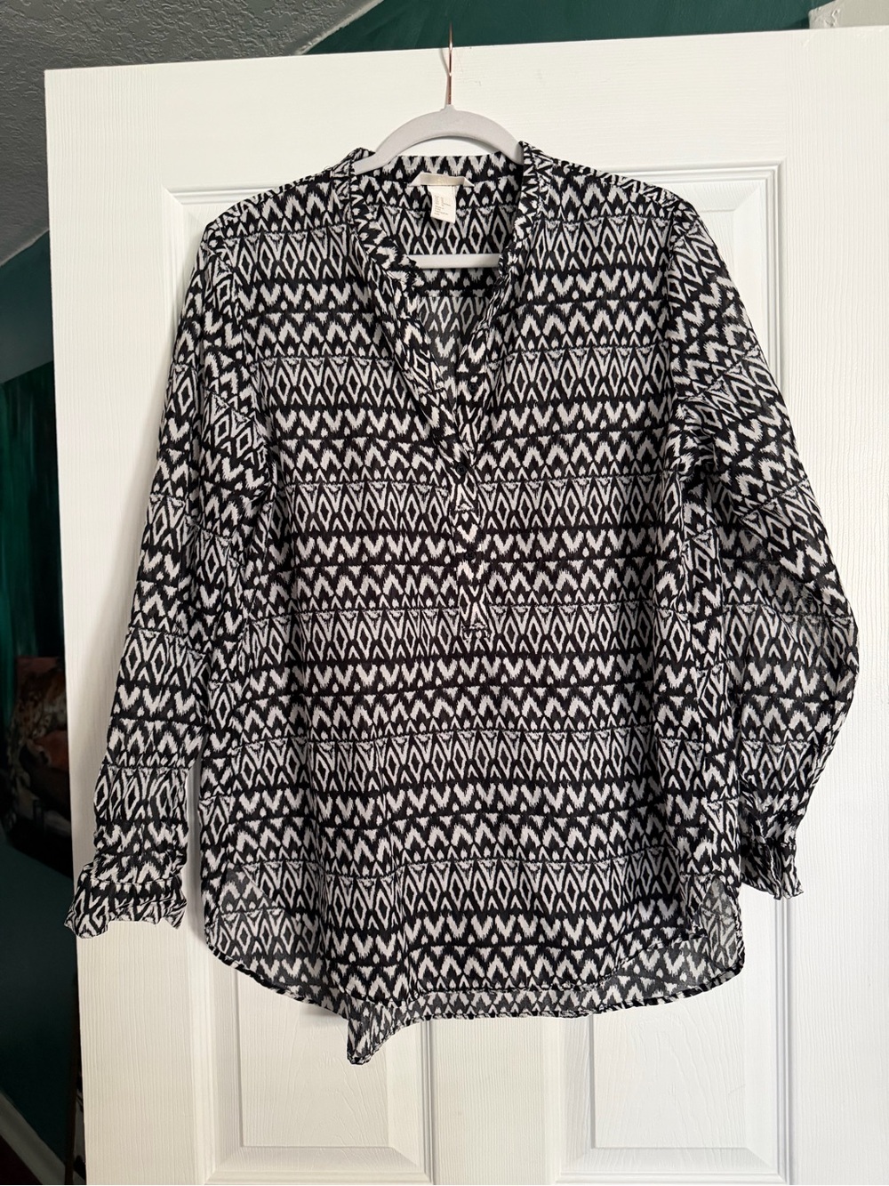 H&M Black and White Geometric V-Neck Blouse
